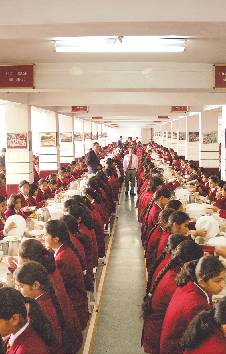 Students having a meal at the Best Boarding School in Himachal Pradesh, Dalhousie